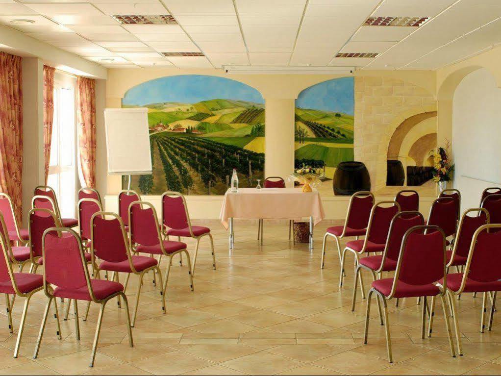 Hotel Le Val Moret Magnant ภายนอก รูปภาพ